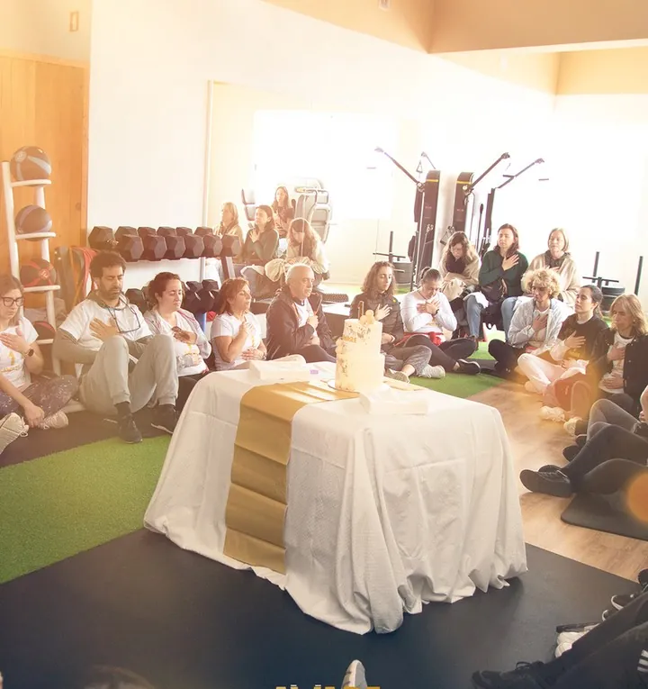 Alunos sentados na sala de treino do AWARE na festa do primeiro aniversário