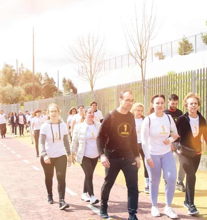 Alunos e equipa do AWARE na caminhada do primeiro aniversário em Oliveira de Azeméis