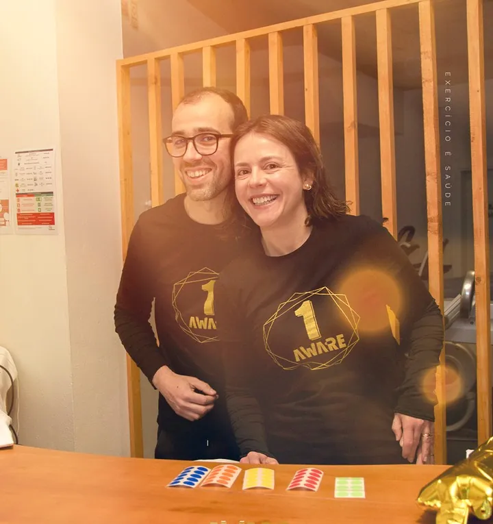 Balcão de receção do AWARE, com ripas de madeira