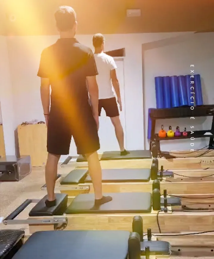Aparelhos de Reformer na sala do AWARE