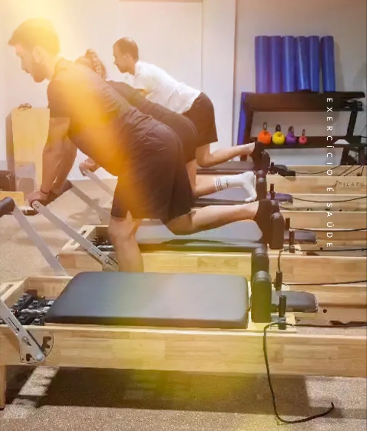 Exercício de Pilates Reformer com apoio no joelho